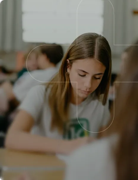 <h3 class="text-lg md:text-[32px] font-bold">Ensino <span class="text-bege-claro italic">Médio</span></h3>